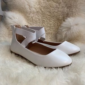 SOLD!! Dream Pairs white ankle strap flats